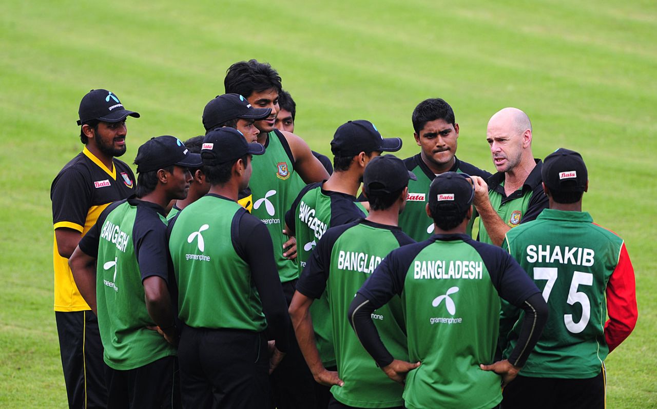 Jamie Siddons has a talk with the Bangladesh players, Mirpur, September 30, 2010