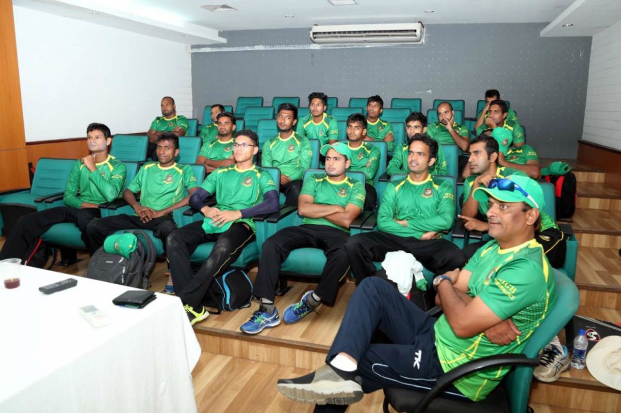 Venkatapathy Raju addresses players during a high performance spin camp, Mirpur, August 16, 2016