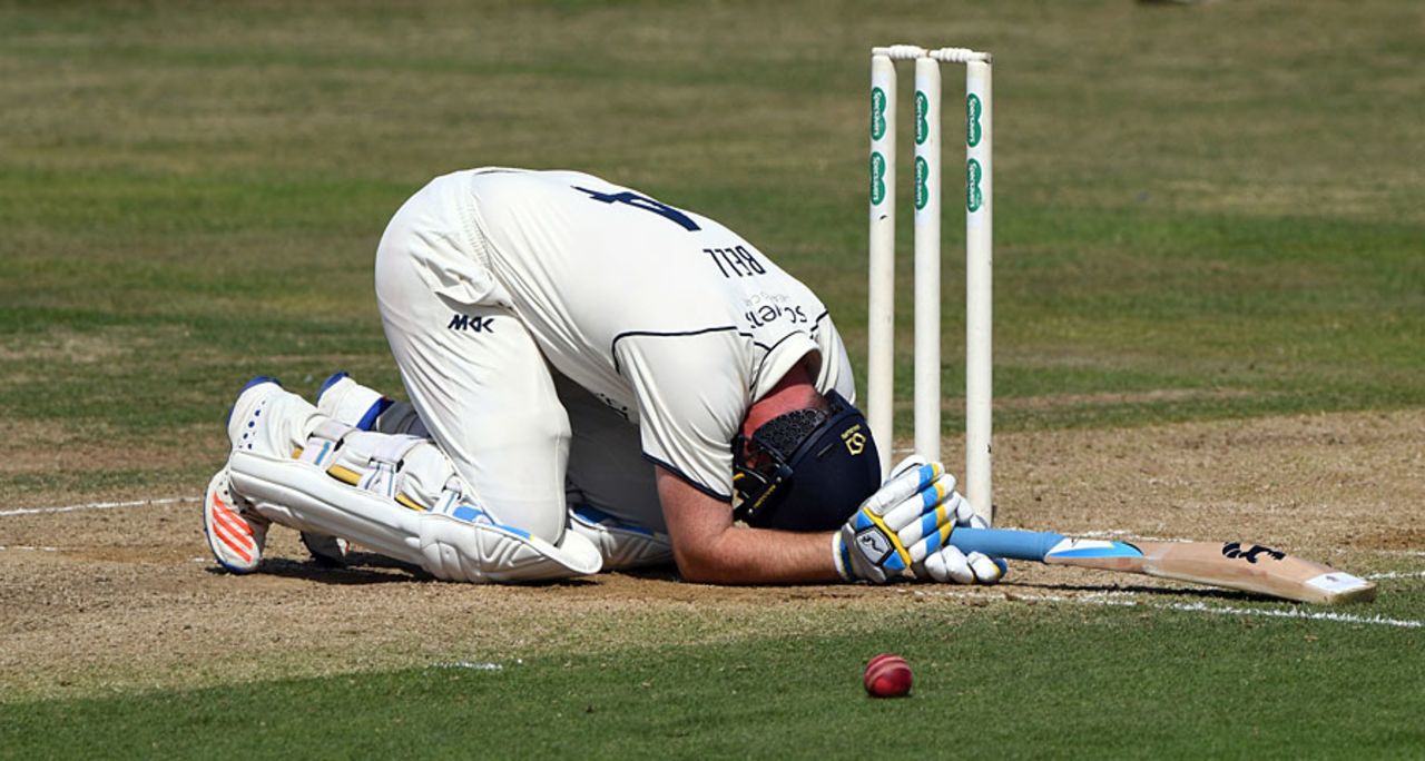 Ian Bell took a painful blow during his lengthy stay, Warwickshire v Surrey, County Championship, Division One, Edgbaston, 4th day, August 16, 2016