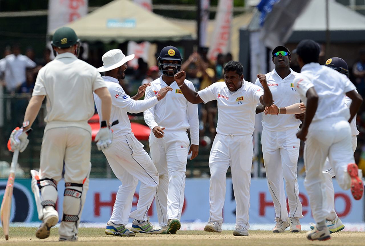 Team-mates rush to congratulate Rangana Herath after Adam Voges' dismissal, Sri Lanka v Australia, 3rd Test, SSC, 5th day, August 17, 2016