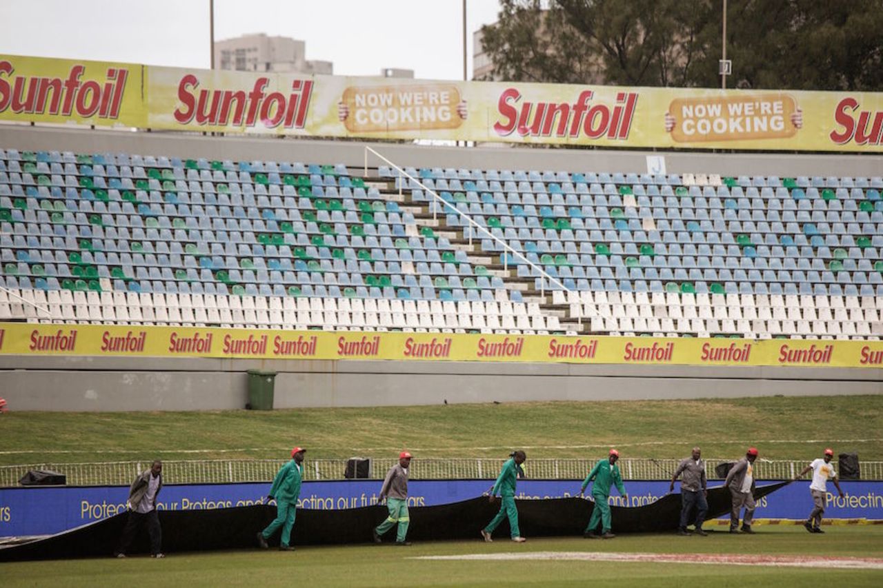 Ground staff bring on the covers at Kingsmead, South Africa v New Zealand, 1st Test, Durban, 2nd day, August 20, 2016