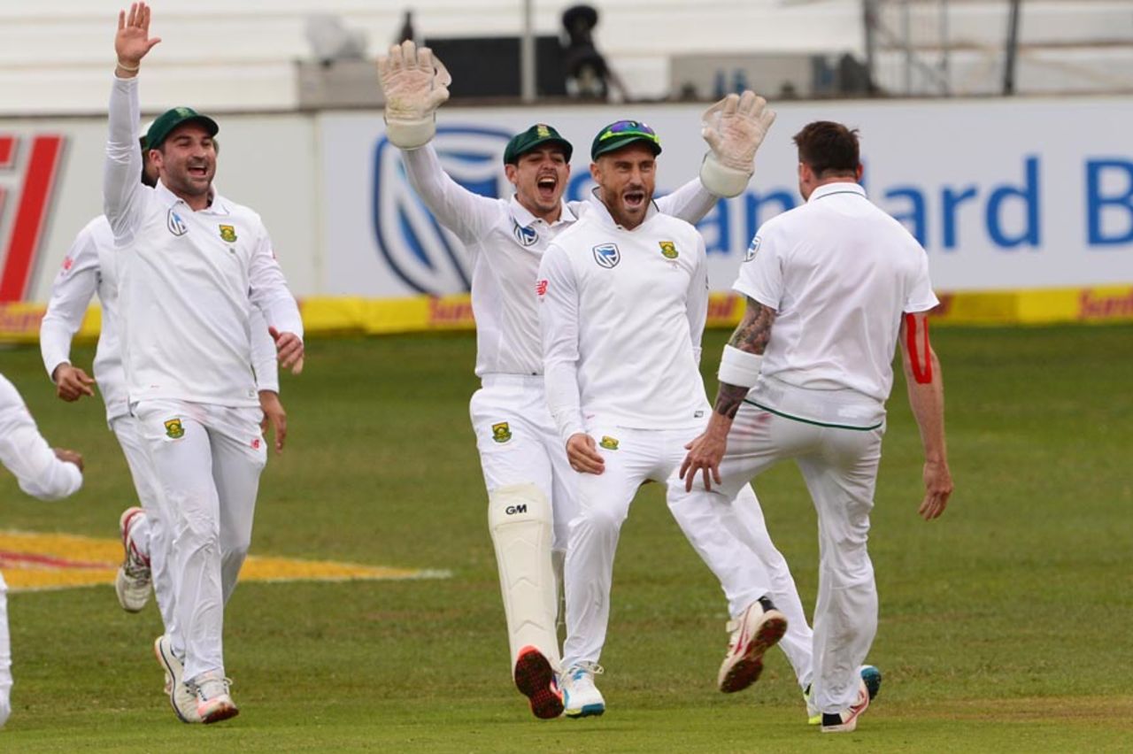 South Africa players are jubilant after the wicket of Martin Guptill, South Africa v New Zealand, 1st Test, Durban, 2nd day, August 20, 2016