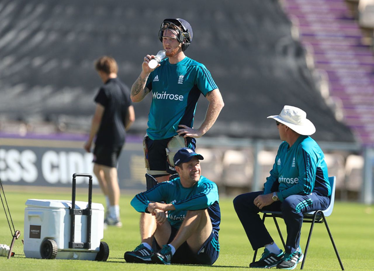 Trevor Bayliss chats with Liam Dawson and Ben Stokes, Ageas Bowl, August 23, 2016