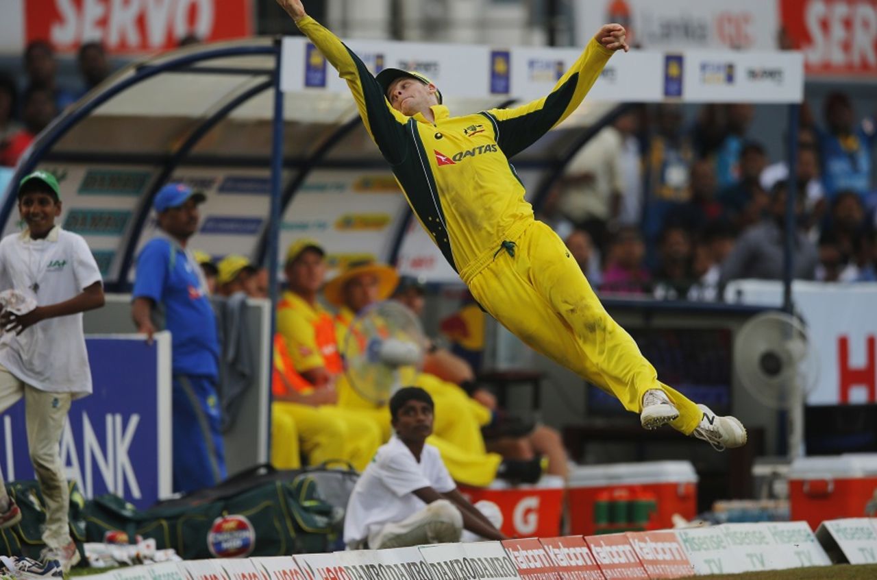 Steven Smith tries to take a catch at the boundary, Sri Lanka v Australia, 2nd ODI, R Premadasa Stadium, August 24, 2016