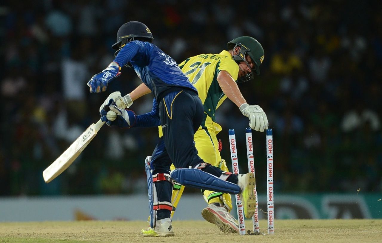 Dinesh Chandimal whips the bails off as Moises Henriques is stumped, Sri Lanka v Australia, 2nd ODI, R Premadasa Stadium, August 24, 2016