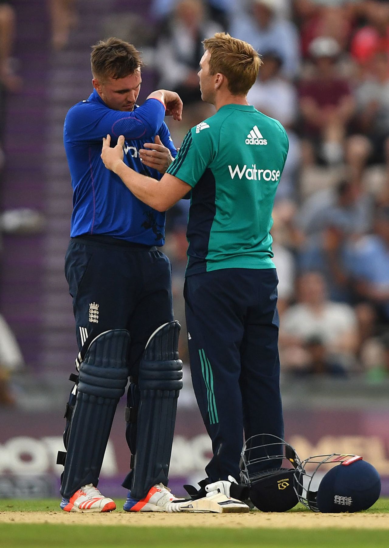Jason Roy needed treatment after appearing to feel dizzy, England v Pakistan, 1st ODI, Ageas Bowl, August 24, 2016