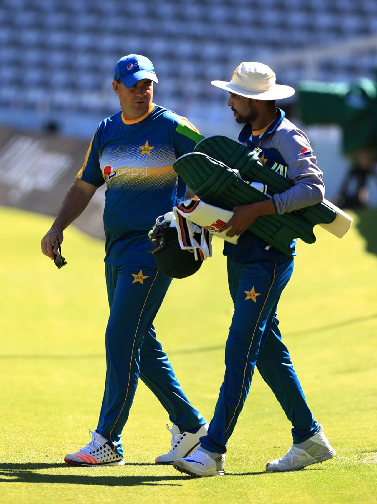 Mickey Arthur chats to Mohammad Amir during practice, England v Pakistan, 2nd ODI, Lord's, August 26, 2016