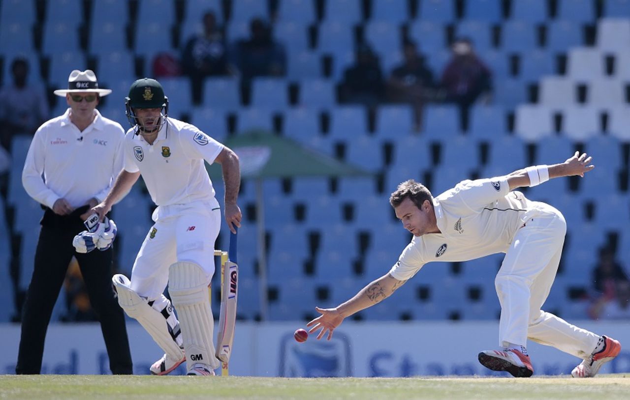 Doug Bracewell gets down to field the ball on his follow through, South Africa v New Zealand, 2nd Test, Centurion, 1st day, August 27, 2016