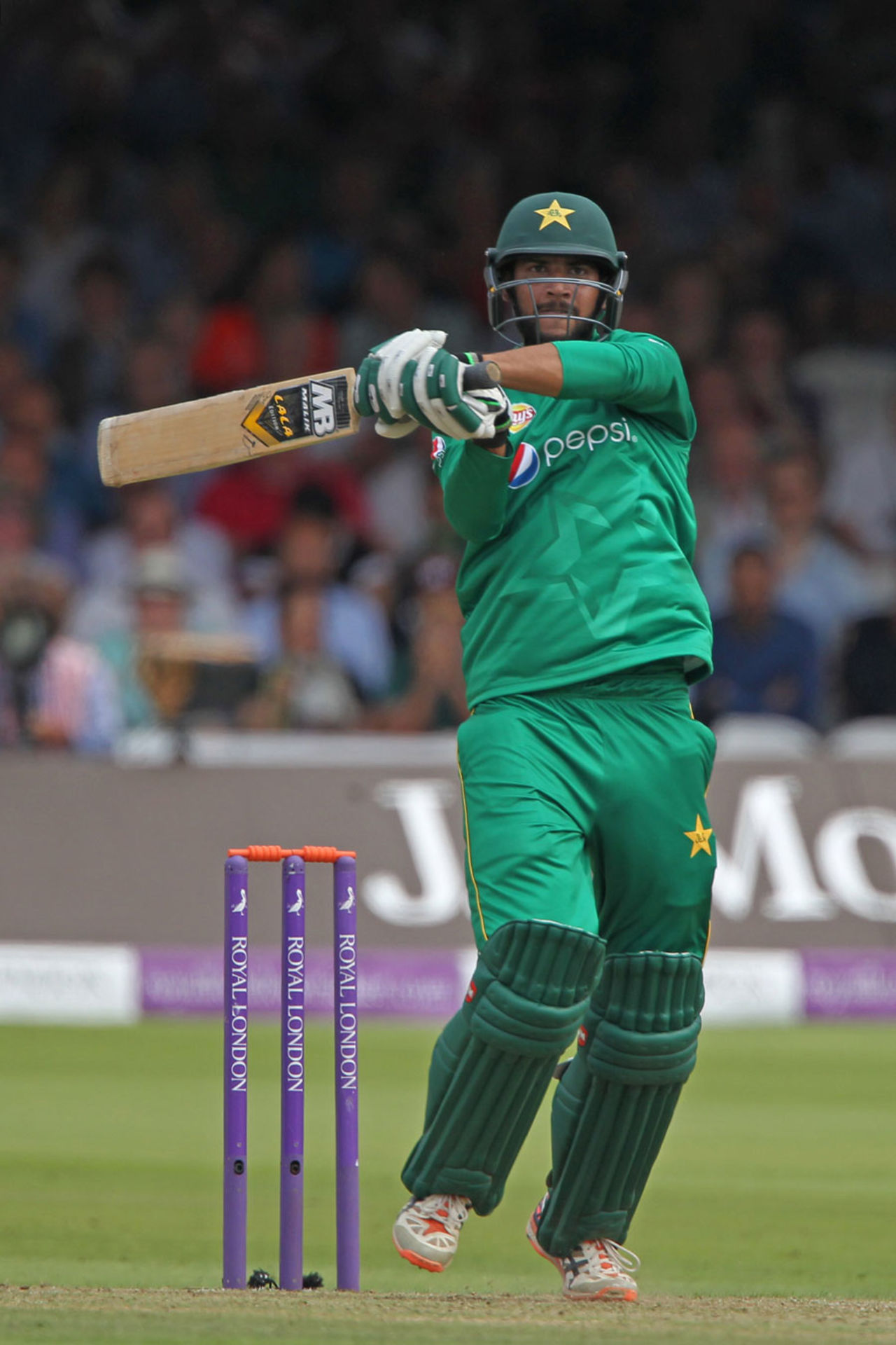Imad Wasim picked up the pace after a cautious start to his innings, England v Pakistan, 2nd ODI, Lord's, August 27, 2016