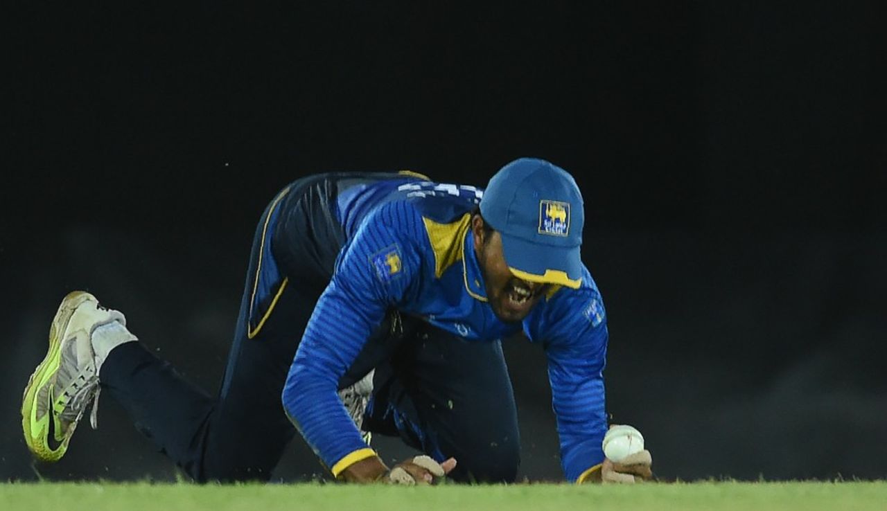 Dinesh Chandimal took a low catch to dismiss Shaun Marsh, Sri Lanka v Australia, 3rd ODI, Dambulla, August 28, 2016