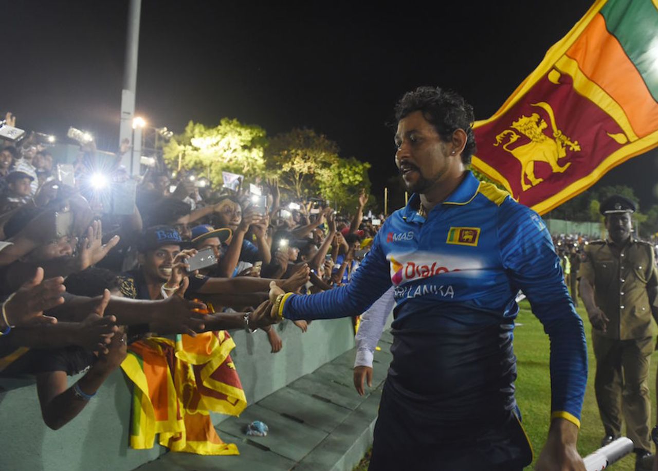 Tillakaratne Dilshan greets his fans after his final ODI, Sri Lanka v Australia, 3rd ODI, Dambulla, August 28, 2016