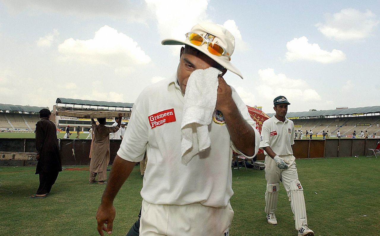 A dejected Khaled Mahmud after the game, Pakistan v Bangladesh, 3rd Test, 4th day, September 6, 2003