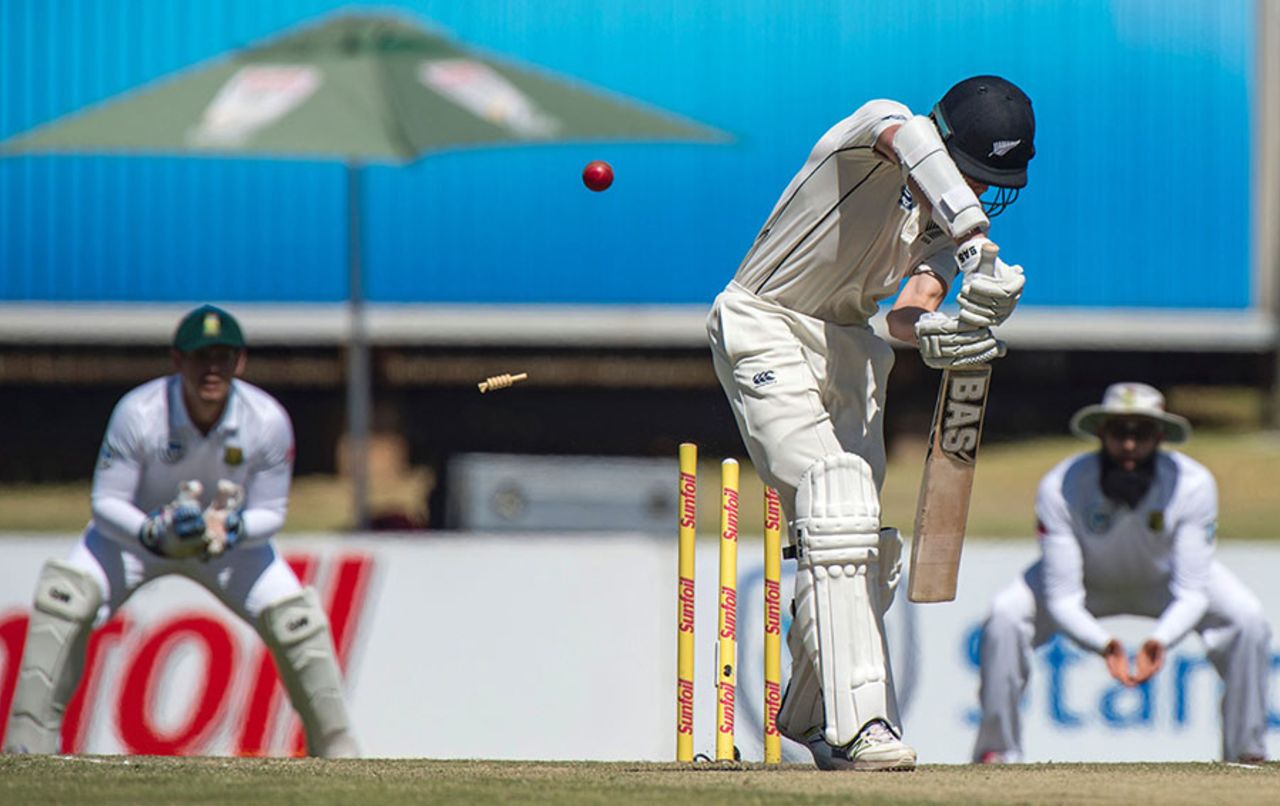 Vernon Philander bowled Mitchell Santner off the inside edge, South Africa v New Zealand, 2nd Test, Centurion, 3rd day, August 29, 2016
