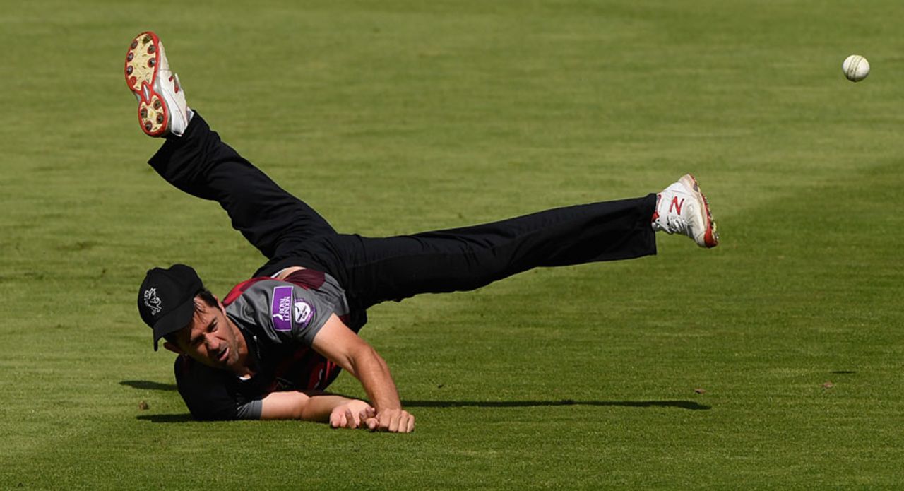 Tim Groenewald couldn't quite reach a catch in the outfield, Warwickshire v Somerset, Royal London Cup, Semi-final, Edgbaston, August 29, 2016