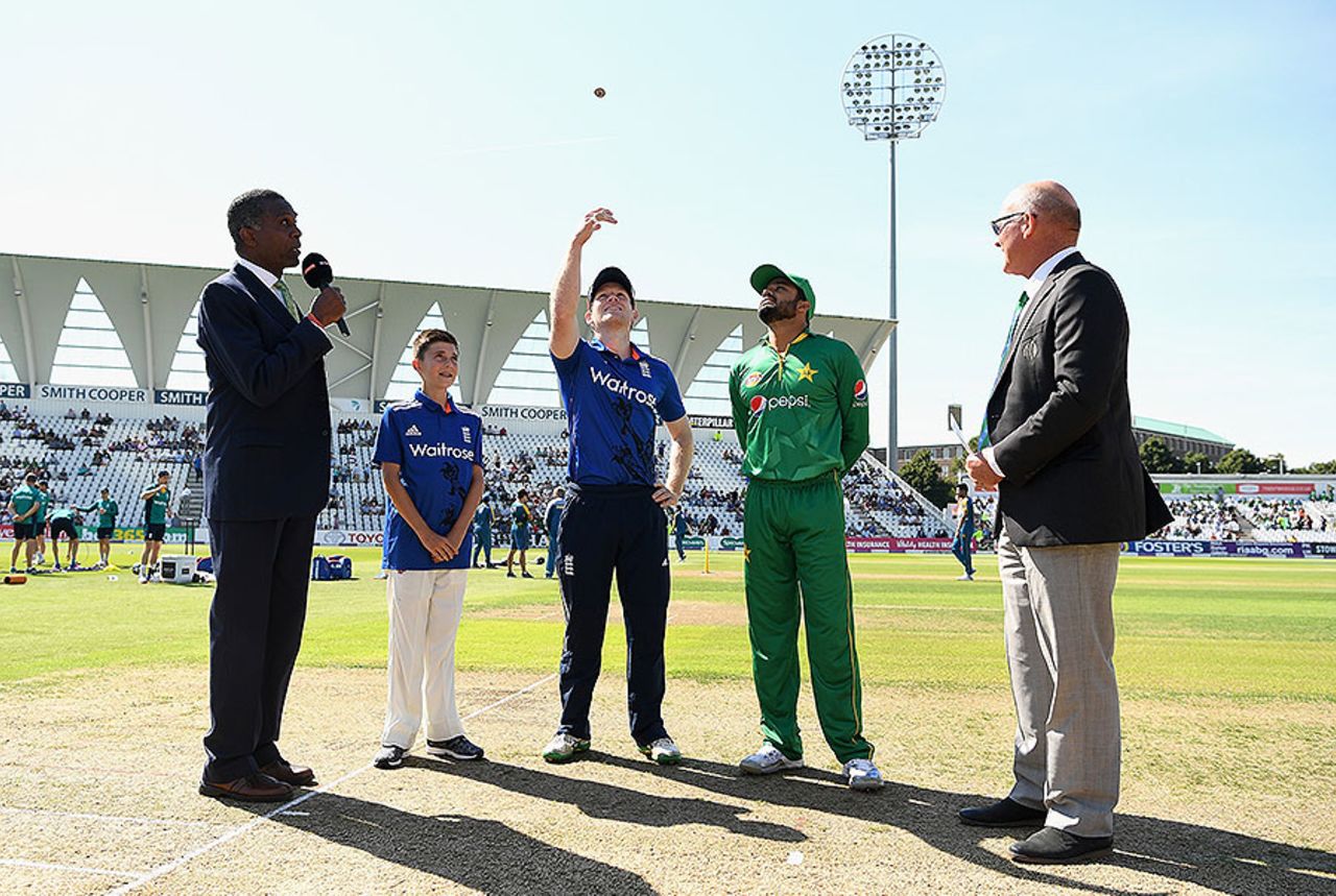 Eoin Morgan won the toss and chose to bat first, England v Pakistan, 3rd ODI, Trent Bridge, August 30, 2016