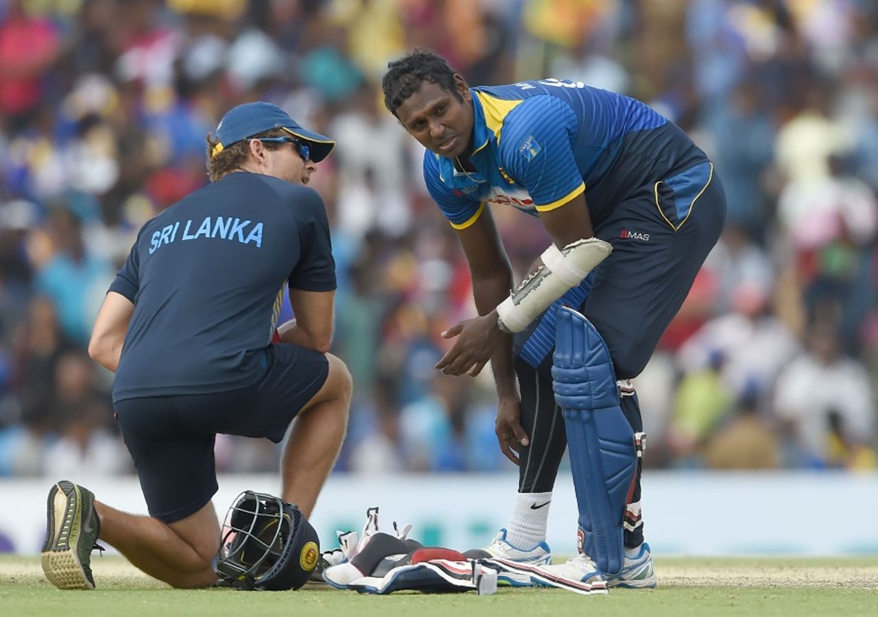 Angelo Mathews hurt his calf while batting and had to retire hurt, Sri Lanka v Australia, 4th ODI, Dambulla, August 31, 2016