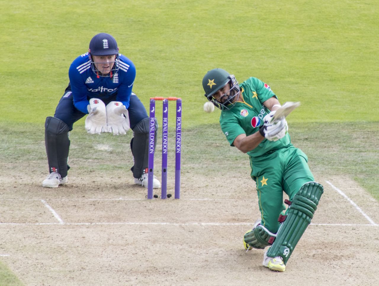 Azhar Ali fell for 80 trying to hit down the ground, England v Pakistan, 4th ODI, Headingley, September 1, 2016