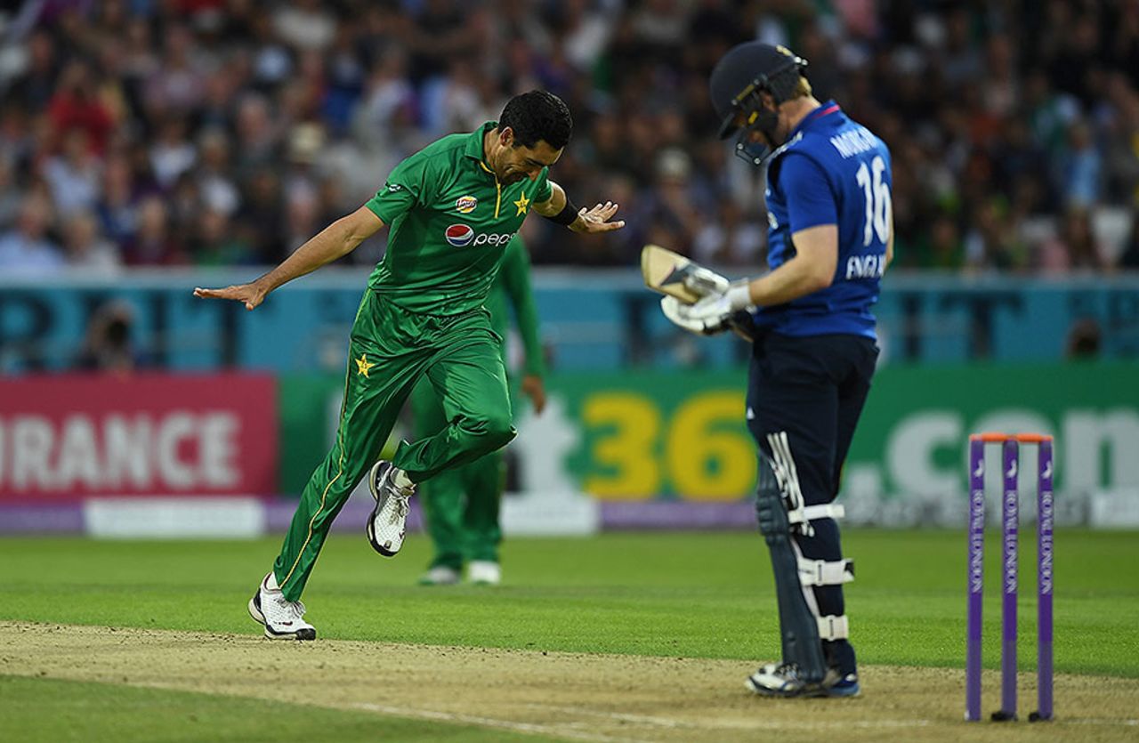 Umar Gul dismissed Eoin Morgan to leave England in trouble at 72 for 4, England v Pakistan, 4th ODI, Headingley, September 1, 2016