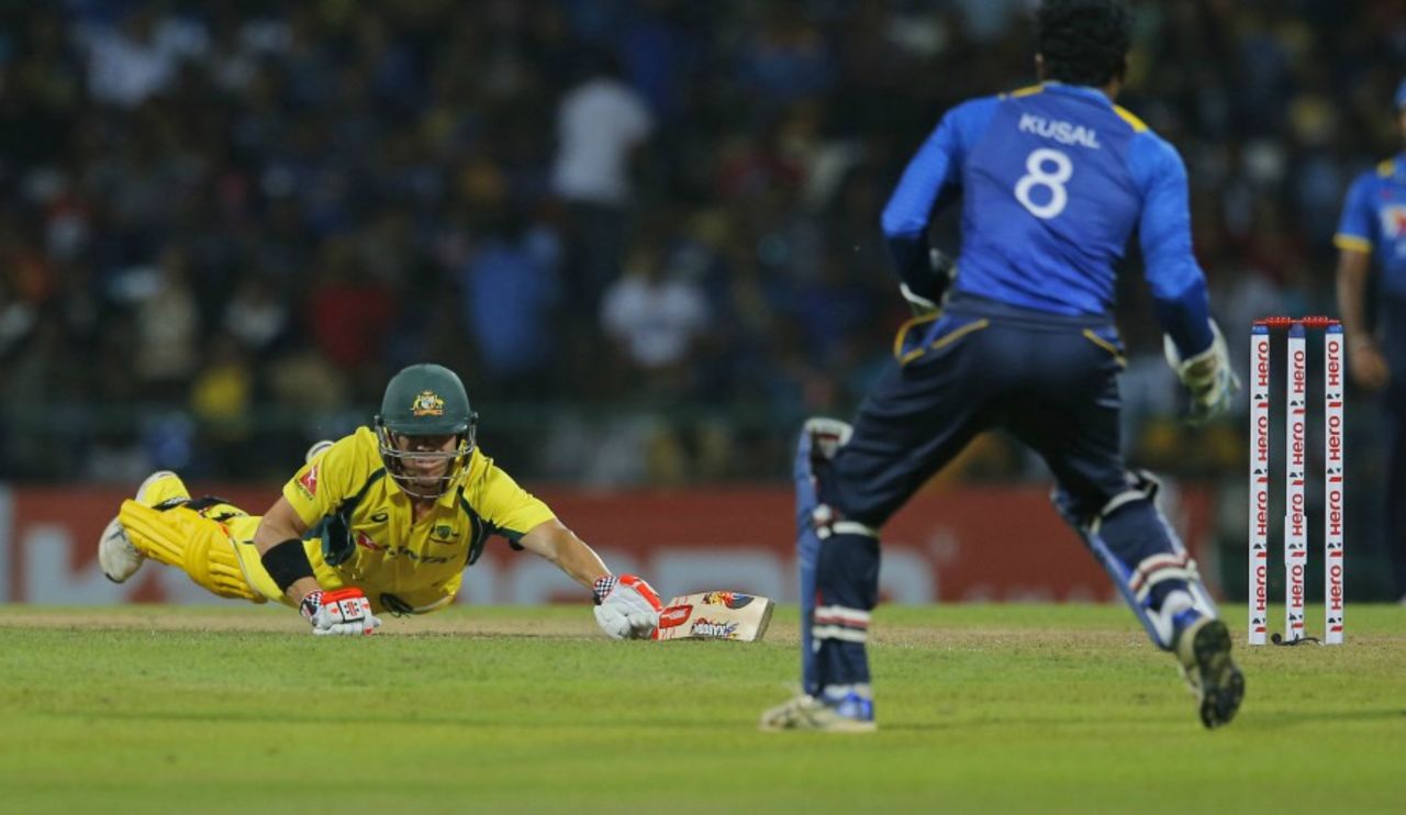 David Warner dives to make his ground, Sri Lanka v Australia, 5th ODI, Pallekele, September 4, 2016