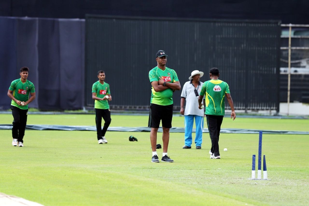 Courtney Walsh puts the Bangladesh bowlers through their paces, Dhaka, September 5, 2016