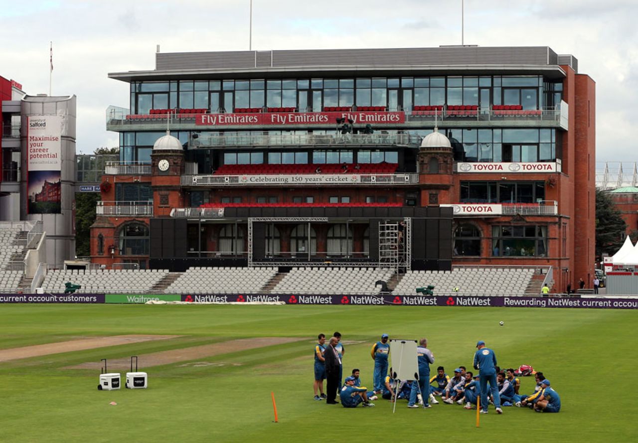 Pakistan sit down for a team talk ahead of the one-off T20, Old Trafford, September 6, 2016