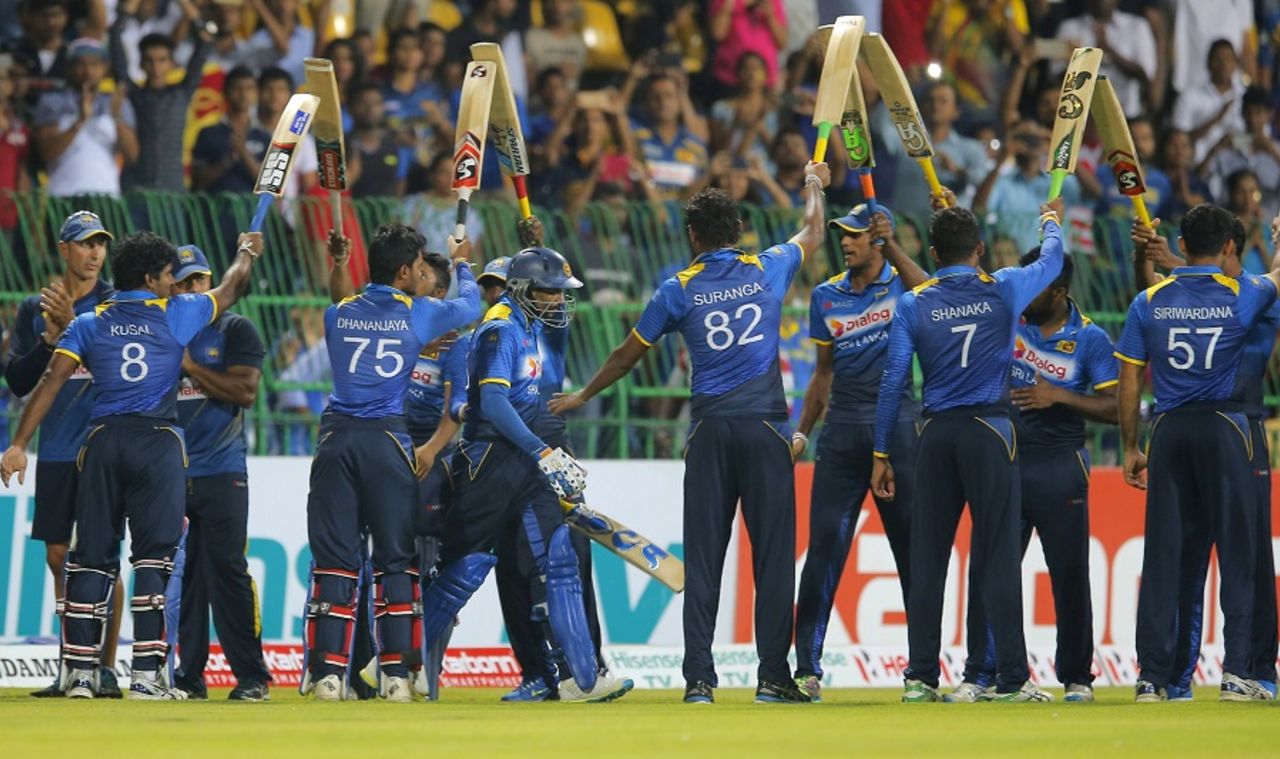 Tillakaratne Dilshan walks out to a guard of honour ahead of his final international innings, Sri Lanka v Australia, 2nd T20I, Colombo, September 9, 2016