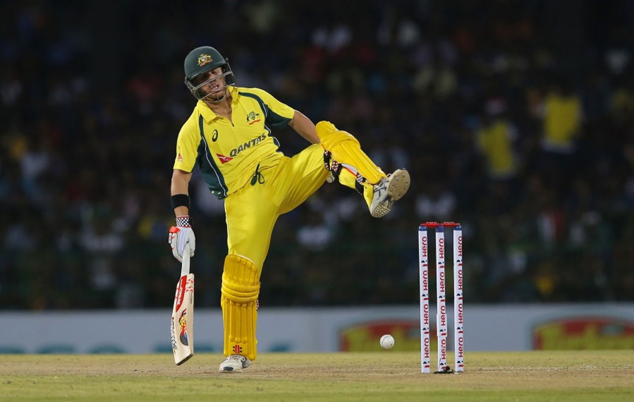 David Warner took a throw from the bowler to the back of his leg, Sri Lanka v Australia, 2nd T20I, Colombo, September 9, 2016