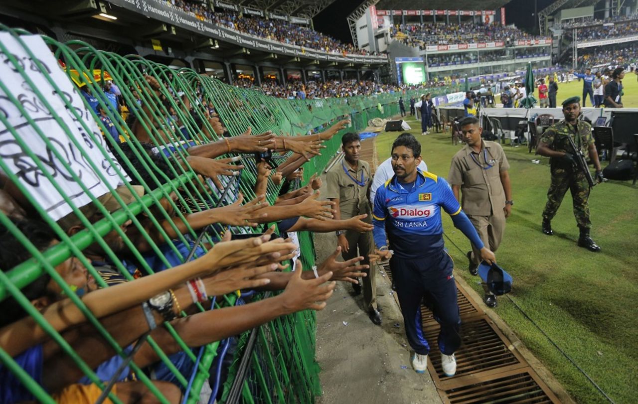 The Colombo crowd celebrate with Tillakaratne Dilshan, Sri Lanka v Australia, 2nd T20I, Colombo, September 9, 2016