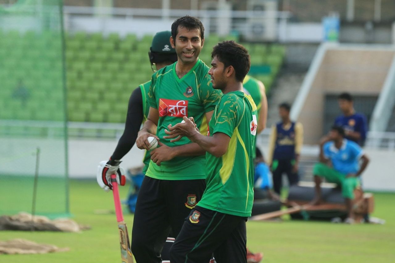 Mosharraf Hossain and Mehedi Hasan have a chat during training, Mirpur, September 20, 2016