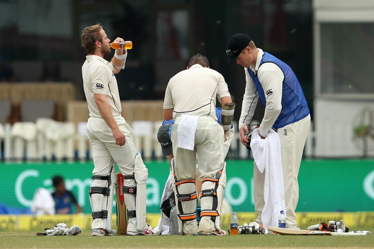 Kane Williamson and Tom Latham take a breather, India v New Zealand, 1st Test, Kanpur, 2nd day, September 23, 2016