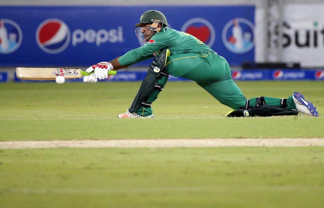Sarfraz Ahmed reaches out to sweep, Pakistan v West Indies, 2nd T20I, Dubai, September 24, 2016
