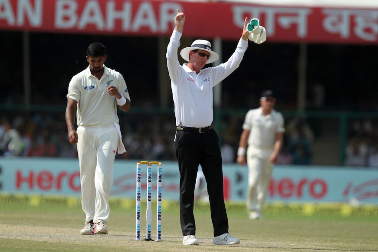 Rod Tucker signals a six conceded by Ish Sodhi, India v New Zealand, 1st Test, Kanpur, 4th day, September 25, 2016