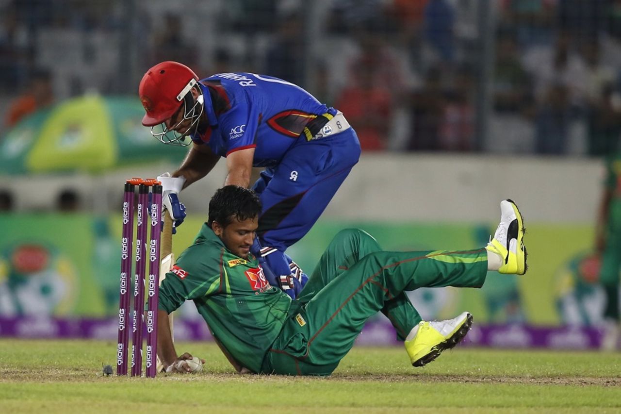 Shakib Al Hasan makes a desperate attempt to stop the ball, Bangladesh v Afghanistan, 1st ODI, September 25, 2016