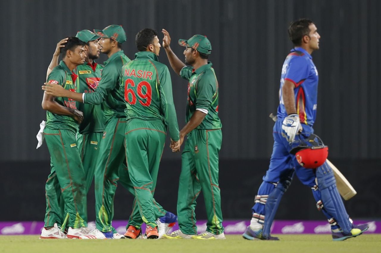 Taijul Islam celebrates with team-mates after dismissing Hashmatullah Shahidi, Bangladesh v Afghanistan, 1st ODI, September 25, 2016