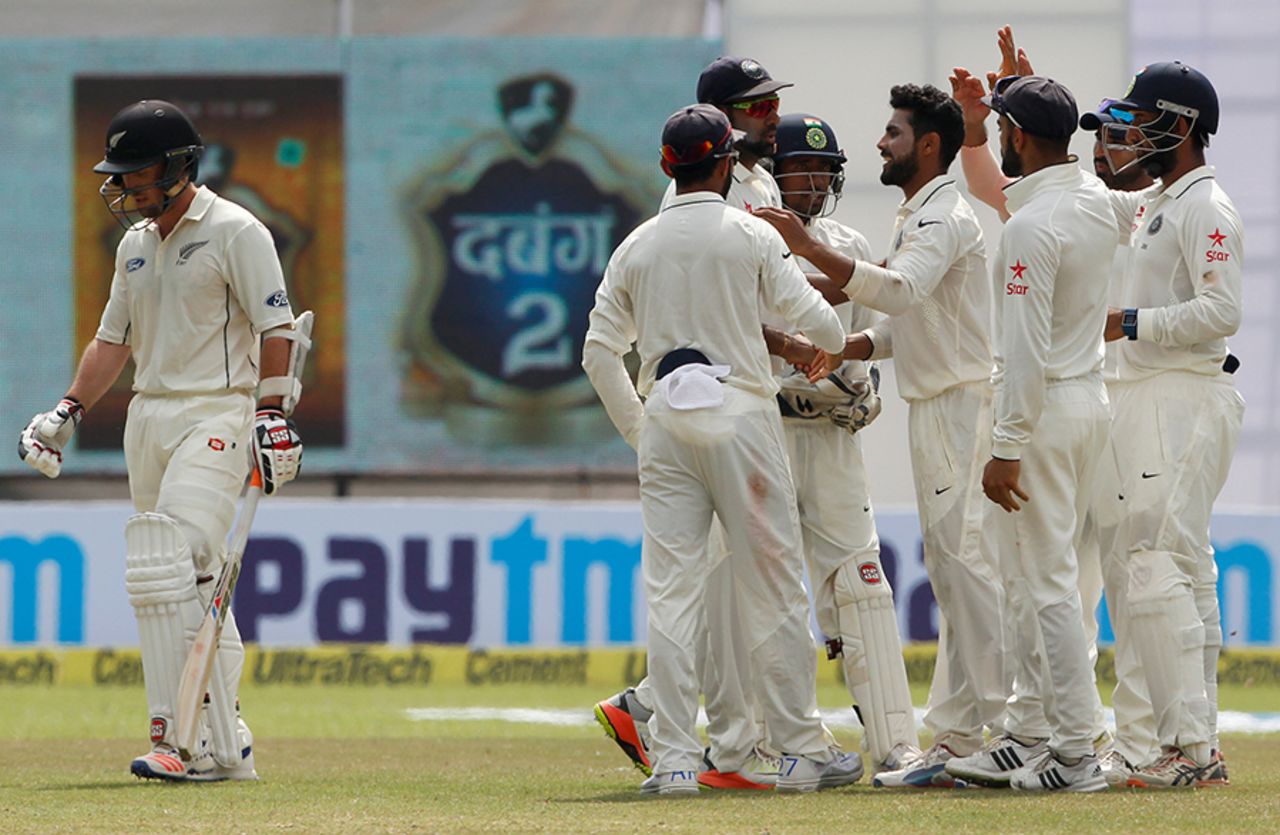 Team-mates gather round Ravindra Jadeja after Luke Ronchi's dismissal, India v New Zealand, 1st Test, Kanpur, 5th day, September 26, 2016