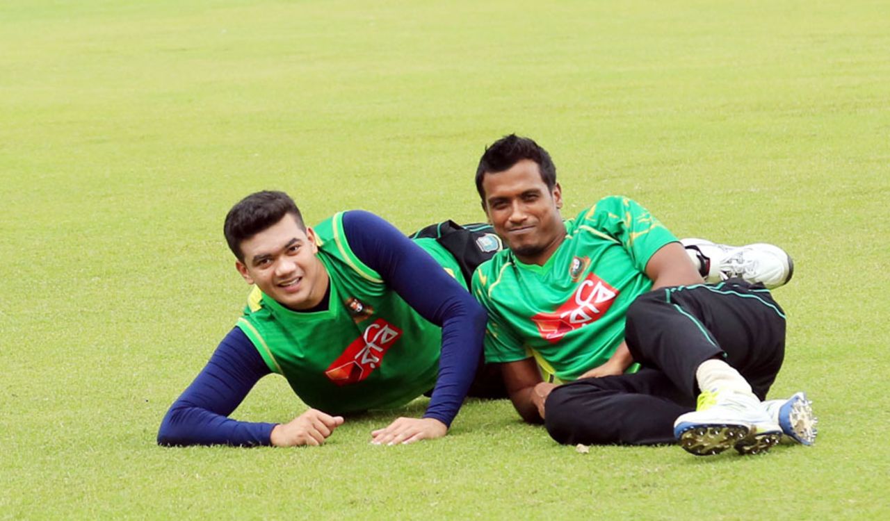 Taskin Ahmed and Rubel Hossain look relaxed during team training, Mirpur, September 26, 2016