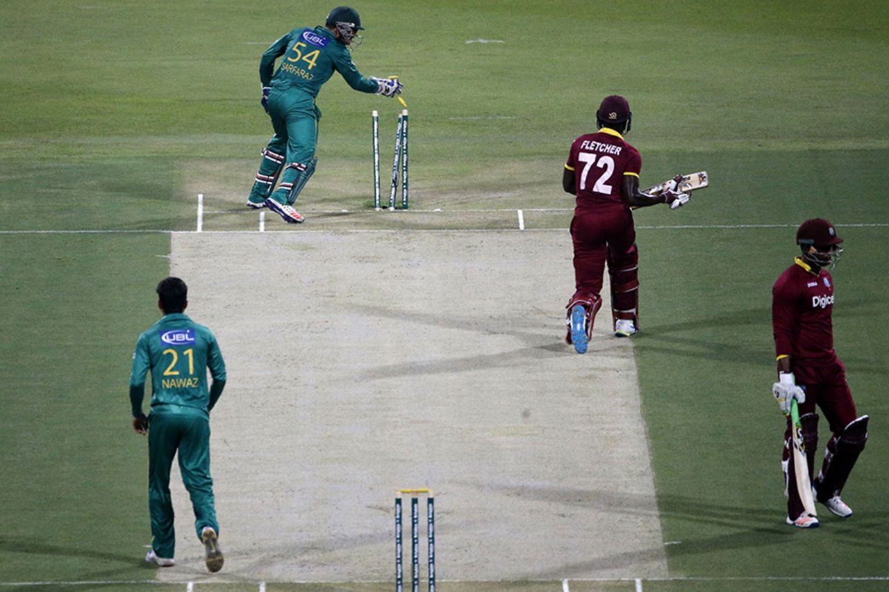 Sarfraz Ahmed whips off the bails to run out Andre Fletcher, Pakistan v West Indies, 3rd T20I, Abu Dhabi, September 27, 2016