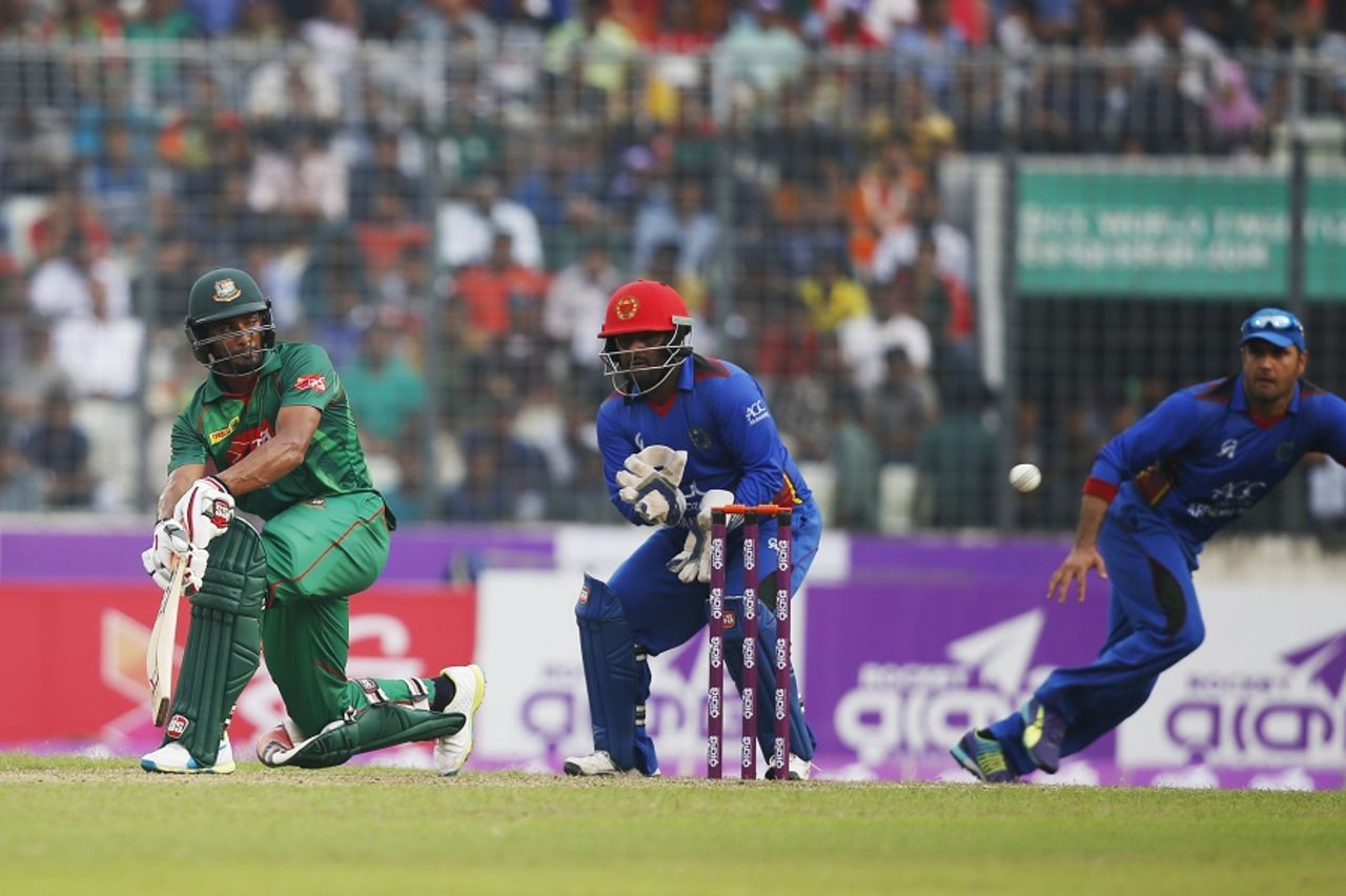 Mahmudullah tries to sweep en route to his 25, Bangladesh v Afghanistan, 2nd ODI, Mirpur, September 28, 2016