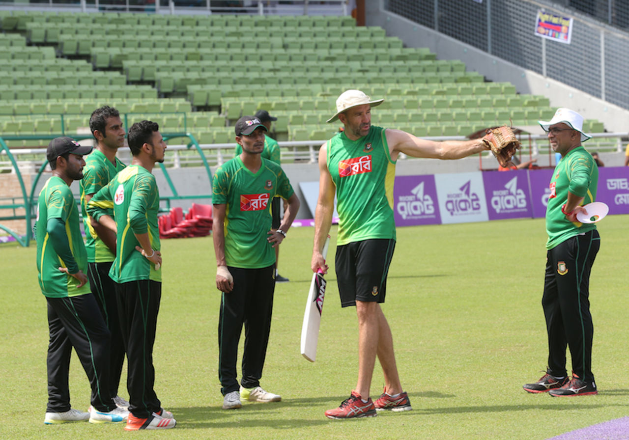 Assistant coach Richard Halsall talks to the Bangladesh players, Mirpur, September 29, 2016
