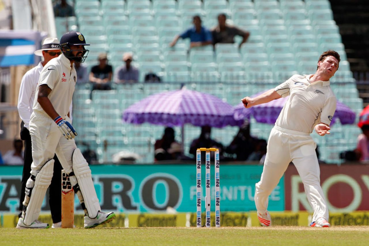 Matt Henry in his delivery stride, India v New Zealand, 2nd Test, Kolkata, 1st day, September 30, 2016