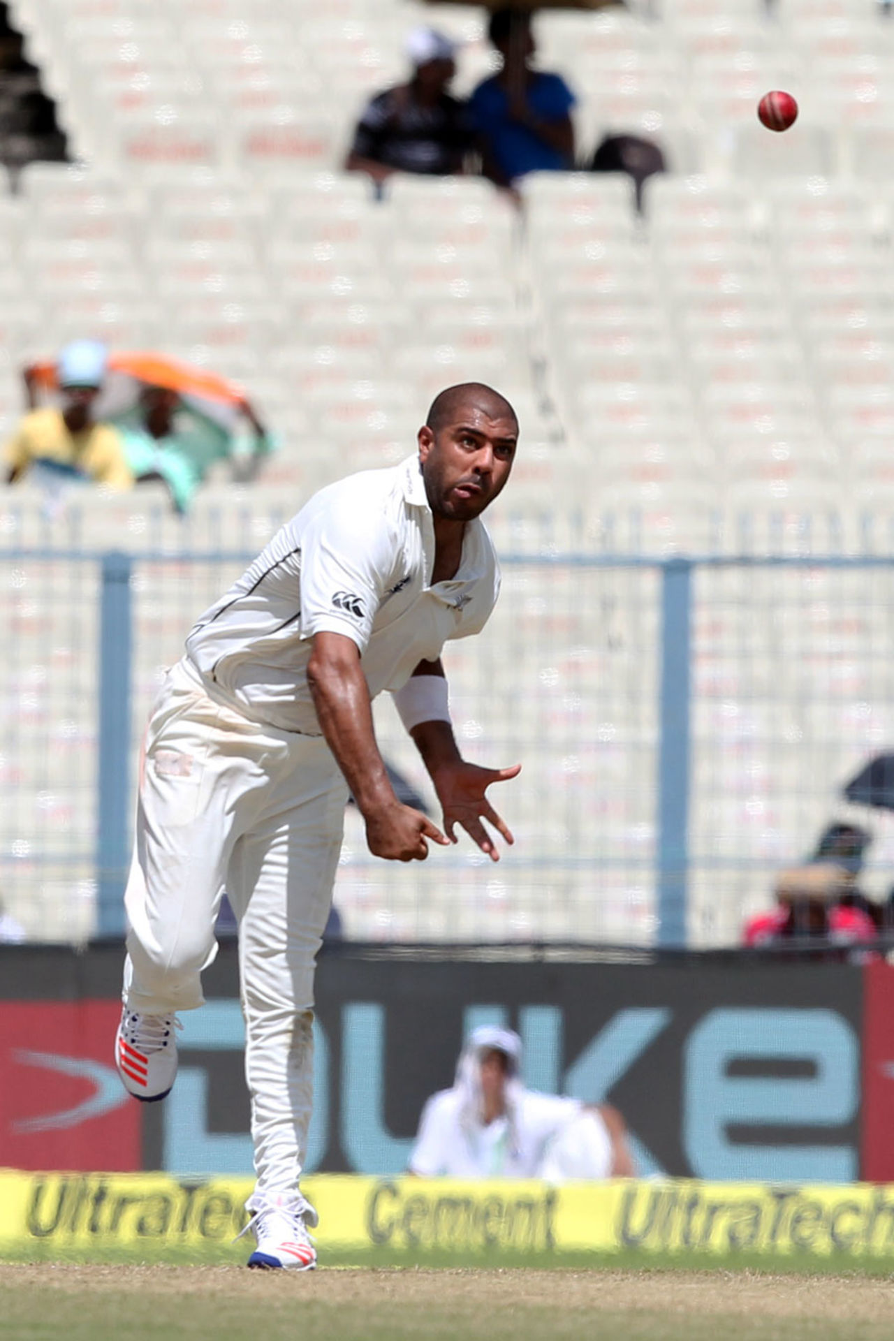 Jeetan Patel bowls in his first Test in over three years, India v New Zealand, 2nd Test, Kolkata, 1st day, September 30, 2016