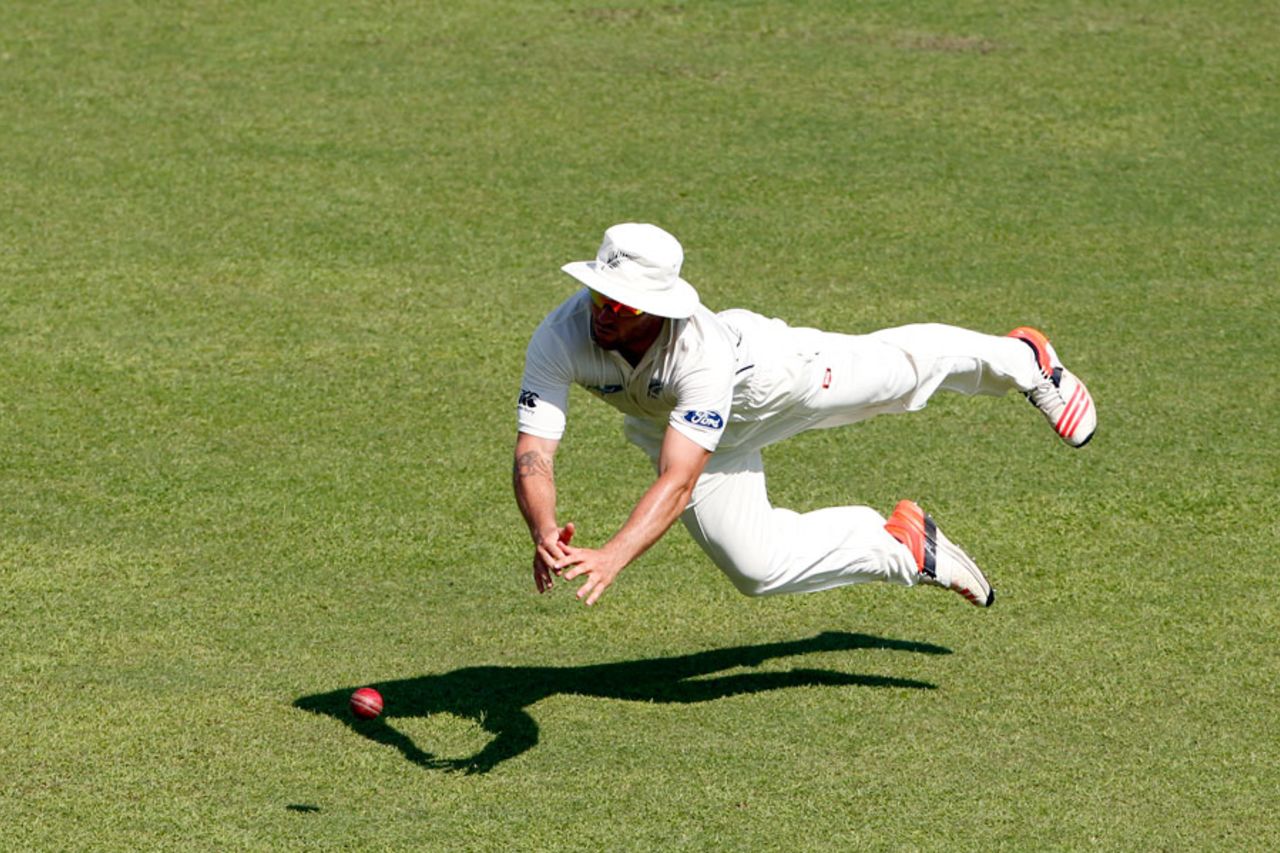 Doug Bracewell throws himself at the ball, India v New Zealand, 2nd Test, Kolkata, 1st day, September 30, 2016
