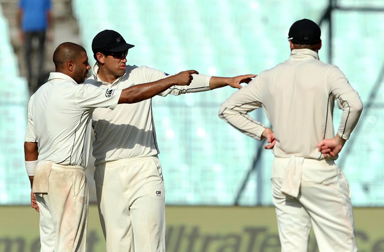 Jeetan Patel and Ross Taylor discuss field placings, India v New Zealand, 2nd Test, Kolkata, 1st day, September 30, 2016