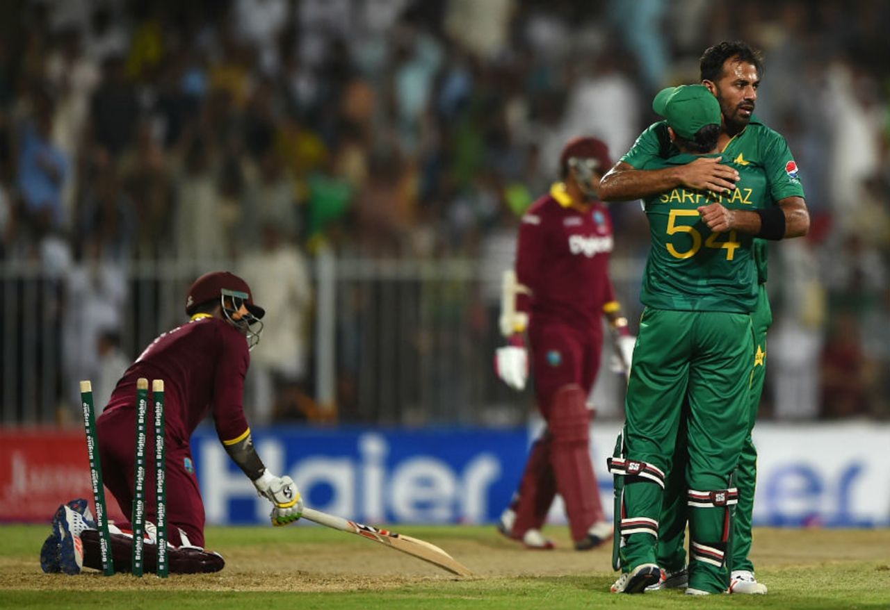 Wahab Riaz clean bowls Sunil Narine with a yorker, Pakistan v West Indies, 1st ODI, Sharjah, September 30, 2016