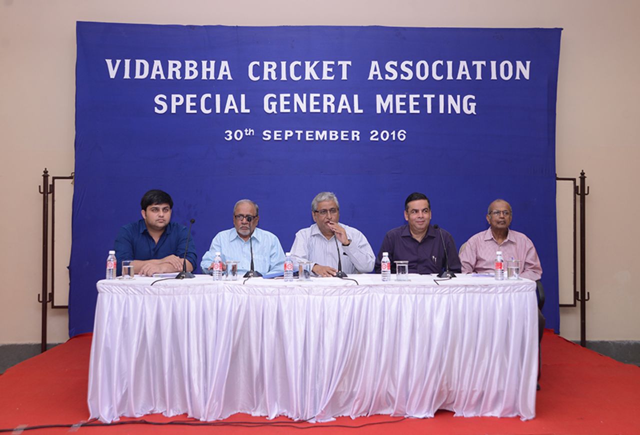 Vidarbha Cricket Association president Prakash Dixit (centre) at the special general meeting, Nagpur, September 30, 2016