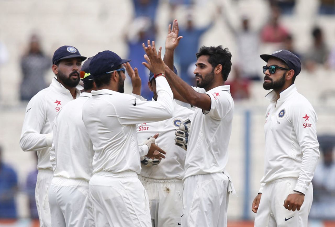 Bhuvneshwar Kumar got Martin Guptill and Henry Nicholls out bowled, India v New Zealand, 2nd Test, Kolkata, 2nd day, October 1, 2016