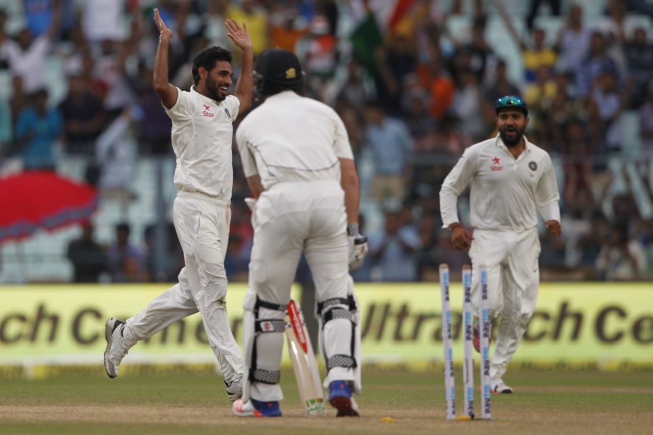Bhuvneshwar Kumar rattled New Zealand's middle order in gloomy conditions, India v New Zealand, 2nd Test, Kolkata, 2nd day, October 1, 2016
