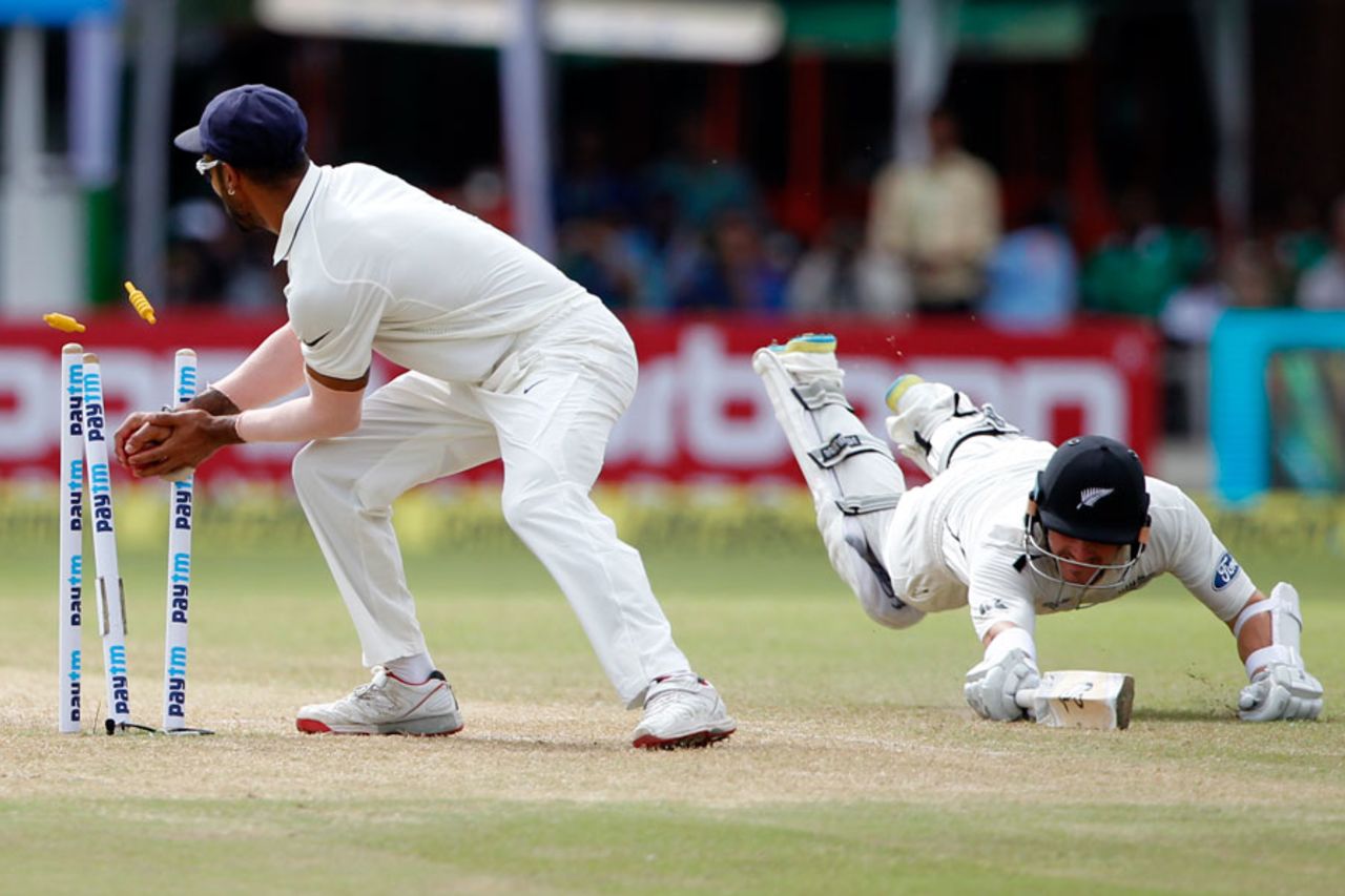 BJ Watling dives to make his ground, India v New Zealand, 2nd Test, Kolkata, 3rd day, October 2, 2016
