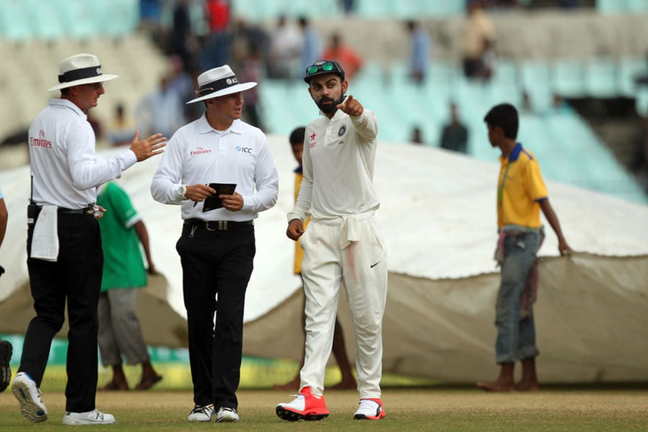 Virat Kohli shares his thoughts with the umpires, India v New Zealand, 2nd Test, Kolkata, 3rd day, October 2, 2016