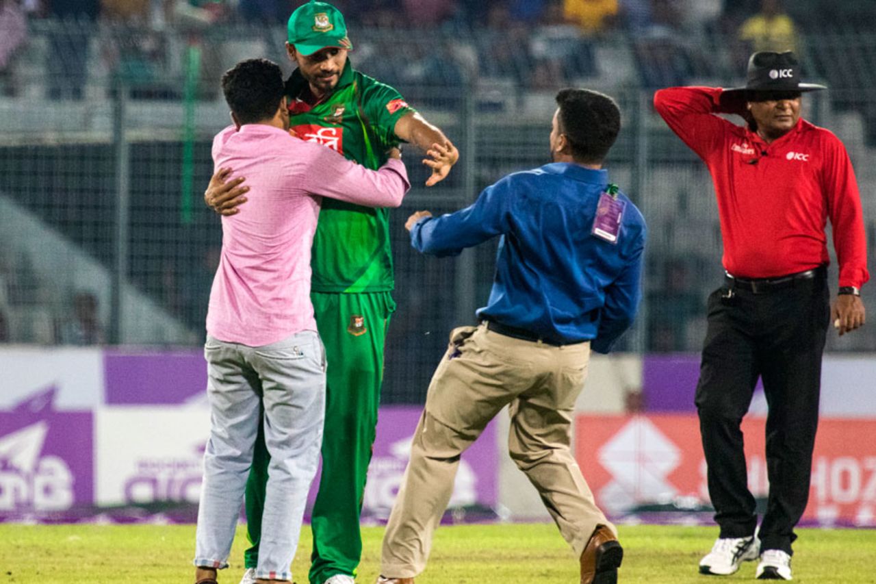 Mashrafe Mortaza asks security to stay away from a fan who invaded the field, Bangladesh v Afghanistan, 3rd ODI, Mirpur, October 1, 2016